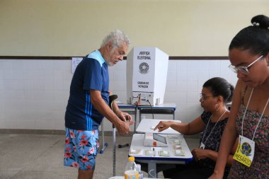 Salvador, Bahia, Brezilya - 2 Ekim 2022: Salvador 'daki genel seçimler sırasında bir devlet okulunun oy bölümünde çalışan anket çalışanları
