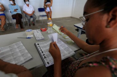 Salvador, Bahia, Brezilya - 2 Ekim 2022: Salvador 'daki genel seçimler sırasında bir devlet okulunun oy bölümünde çalışan anket çalışanları