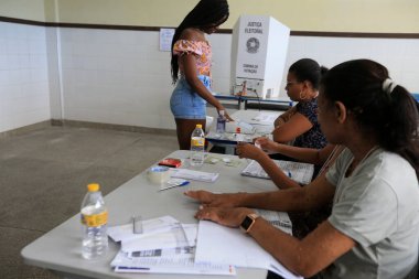 Salvador, Bahia, Brezilya - 2 Ekim 2022: Salvador 'daki genel seçimler sırasında bir devlet okulunun oy bölümünde çalışan anket çalışanları
