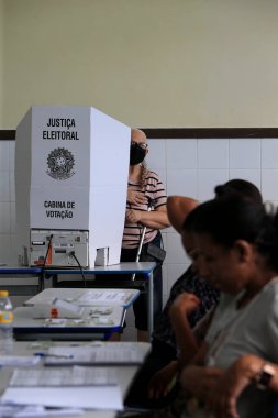 Salvador, Bahia, Brezilya - 2 Ekim 2022: Salvador 'daki genel seçimler sırasında bir devlet okulunun oy bölümünde çalışan anket çalışanları