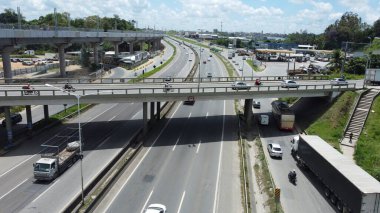 Salvador, Bahia, Brezilya - 30 Eylül 2022: Federal otoyol BR 324 manzarası ve Salvador şehrinde metro hattının üçüncü hattının inşası.