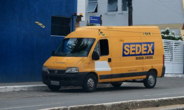 Salvador, Bahia, Brezilya - 27 Eylül 2022: Correios servis minibüsü Salvador 'da bir sokakta.