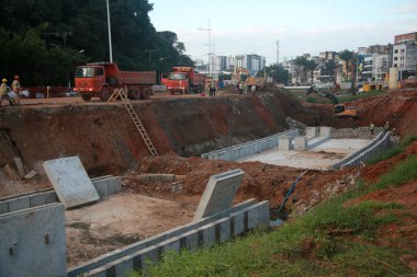 Salvador, Bahia, Brezilya - 29 Temmuz 2022: Salvador 'daki Lucaia Kanal Bölgesi' nde BRT taşımacılık sistemi için özel kanalizasyon boru hattı inşaatı.