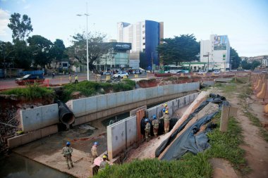 Salvador, Bahia, Brezilya - 29 Temmuz 2022: Salvador 'daki Lucaia Kanal Bölgesi' nde BRT taşımacılık sistemi için özel kanalizasyon boru hattı inşaatı.