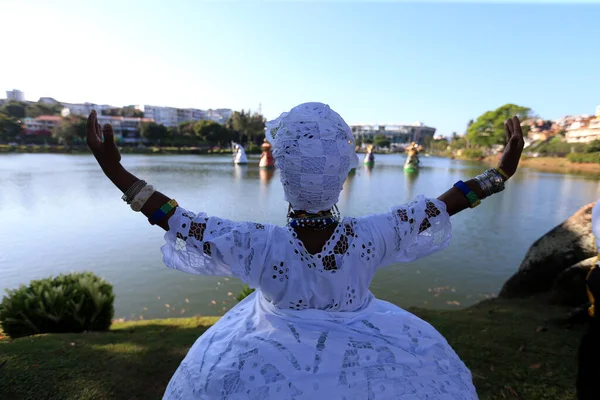 Salvador, Bahia, Brezilya - 29 Eylül 2022: Orixa 'nın heykelleri - Afrika madde dinlerinin varlığı - Salvador' daki Dique do Tororo gölünde ortaya çıktı. Sanatçı Tati Moreno tarafından yapılan çalışmalar.