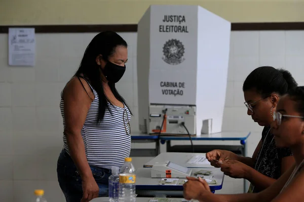 ブラジルのバヒア州サラドール2022年10月2日 サルバドール市での総選挙中に公立学校の投票部門で働く投票労働者 — ストック写真