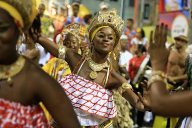 Salvador, Bahia, Brezilya - 2 Şubat 2016: Salvador kentindeki karnaval geçidi sırasında Ile Aiye blok üyeleri.
