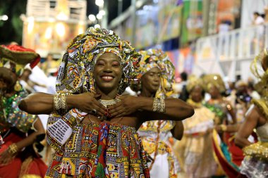 Salvador, Bahia, Brezilya - 2 Şubat 2016: Salvador kentindeki karnaval geçidi sırasında Ile Aiye blok üyeleri.