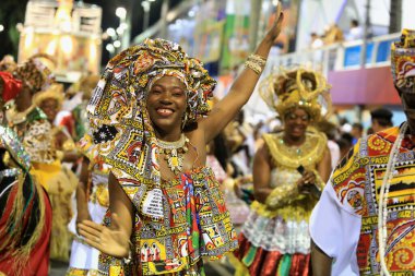Salvador, Bahia, Brezilya - 2 Şubat 2016: Salvador kentindeki karnaval geçidi sırasında Ile Aiye blok üyeleri.