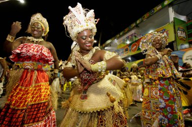 Salvador, Bahia, Brezilya - 2 Şubat 2016: Salvador kentindeki karnaval geçidi sırasında Ile Aiye blok üyeleri.