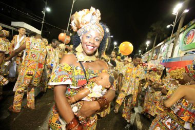 Salvador, Bahia, Brezilya - 2 Şubat 2016: Salvador kentindeki karnaval geçidi sırasında Ile Aiye blok üyeleri.