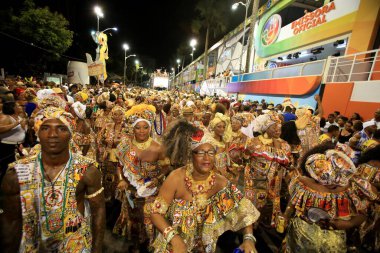 Salvador, Bahia, Brezilya - 2 Şubat 2016: Salvador kentindeki karnaval geçidi sırasında Ile Aiye blok üyeleri.