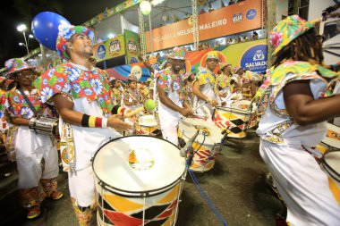 Salvador, Bahia, Brezilya - 2 Şubat 2016: Salvador kentindeki karnaval geçidi sırasında Ile Aiye blok üyeleri.