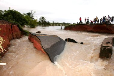 Prado, Bahia, Brezilya - 7 Nisan 2010: Prad şehrinde sel baskını nedeniyle sel basmış bir nehri geçmek için kano kullanan insanlar