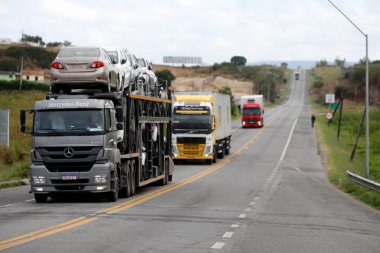 Jaguaquara, Bahia, Brezilya - 14 Ekim 2022: Jaguaquara şehrinde BR 116 otoyolu boyunca seyahat eden kamyon.
