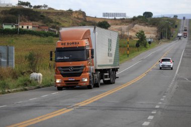 Jaguaquara, Bahia, Brezilya - 14 Ekim 2022: Jaguaquara şehrinde BR 116 otoyolu boyunca seyahat eden kamyon.