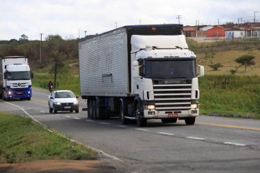 Jaguaquara, Bahia, Brezilya - 14 Ekim 2022: Jaguaquara şehrinde BR 116 otoyolu boyunca seyahat eden kamyon.