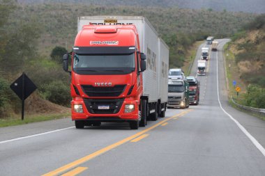 Jaguaquara, Bahia, Brezilya - 14 Ekim 2022: Jaguaquara şehrinde BR 116 otoyolu boyunca seyahat eden kamyon.