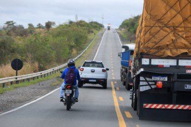 Jaguaquara, Bahia, Brezilya - 14 Ekim 2022: Jaguaquara şehrinde BR 116 otoyolu boyunca seyahat eden kamyon.