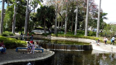 Vitoria da Conquista, Bahia, Brezilya - 14 Ekim 2022: Güneybatı Bahia 'daki Vitoria da Conquista kentindeki Tancredo Neves Meydanı manzarası.