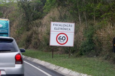Jaguaquara, Bahia, Brezilya - 14 Ekim 2022: trafik işaretleri Bahia 'da BR 116 karayolunda hız limiti radarı olduğunu gösteriyor..