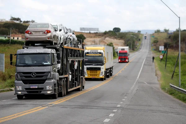 ブラジル バイーア州ジャガカラ 2022年10月14日 ジャガカラ市の連邦高速道路Br 116を走行中のトラック — ストック写真