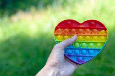 Yeşil çimenlerin arka planında kadının elinde farklı renkler var..