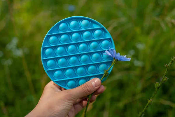 Light Blue Pop Circle Blu Flower Woman Hand Background Green — Stock Photo, Image