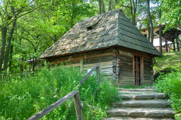 Köydeki eski ahşap ev..