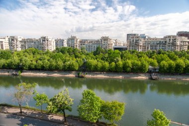 Bükreş - Romanya - 22 Mayıs 2022 - Dambovita Nehri manzarası ve Bükreş şehir merkezi.