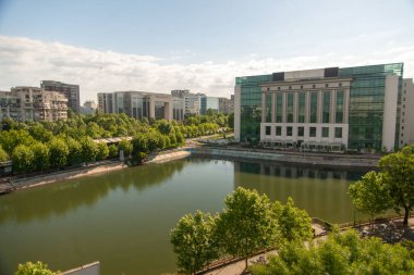 Bükreş - Romanya - 22 Mayıs 2022 - Dambovita Nehri ve Romanya Ulusal Kütüphanesi manzarası.