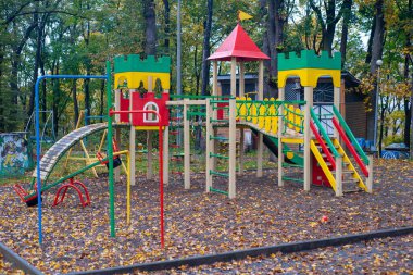 Sonbahar parkındaki çocuklar için renkli oyun alanı.