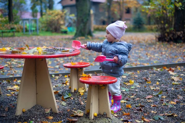Den Lilla Flickan Leker Nära Stolarna Och Bordet Barnens Lekplats — Stockfoto