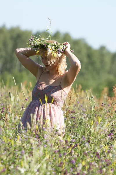 Uma mulher grávida com uma coroa de flores na cabeça — Fotografia de Stock