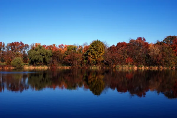 Mirror lake vallen kleur reflectie — Stockfoto