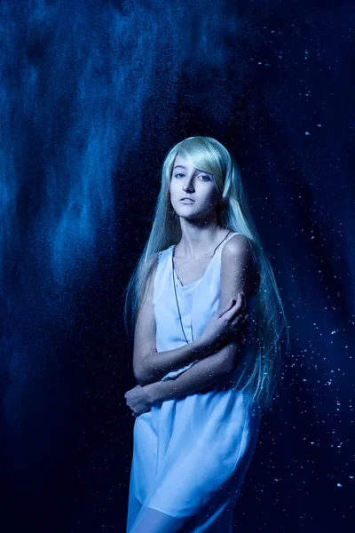 Das schöne junge Mädchen mit den blonden Haaren kostet unter Schnee — Stockfoto