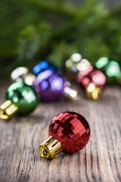 Kerstmis bal op hout achtergrond — Stockfoto