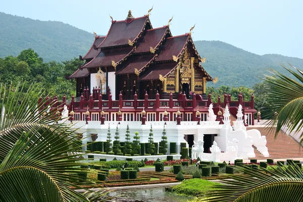 Ho kham luang edificio de estilo tailandés del norte, Tailandia — Foto de Stock