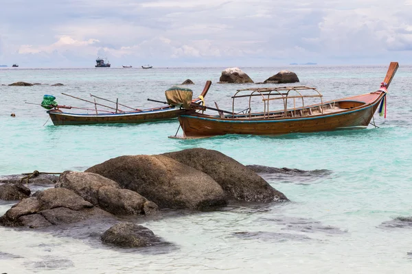 Bateau thaï traditionnel sur la plage, île de Lipe, Thaïlande — Photo