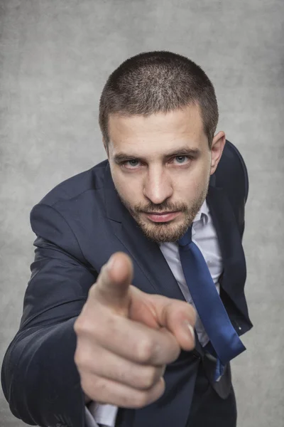 Giovane uomo d'affari che ti indica — Foto Stock