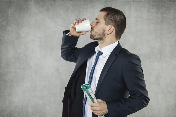 Koffie, een krant en ik — Stok fotoğraf