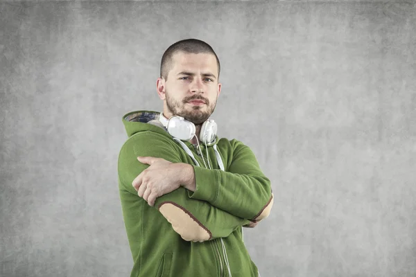 Jovem DJ com fones de ouvido no pescoço — Fotografia de Stock