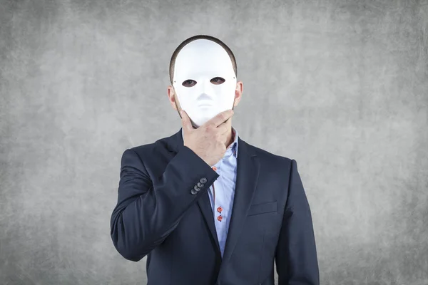 Geschäftsmann versteckt sich hinter der Maske — Stockfoto