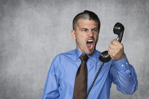 Podnikatel uvolní hněv na zaměstnance telefonicky — Stock fotografie