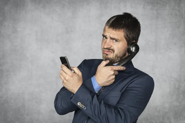 携帯電話で話している不幸なビジネスマン — ストック写真