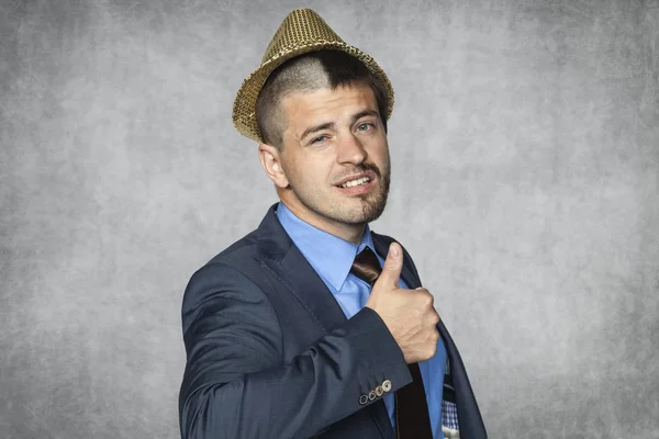 Uomo d'affari con un cappello divertente e un taglio di capelli divertente — Foto Stock