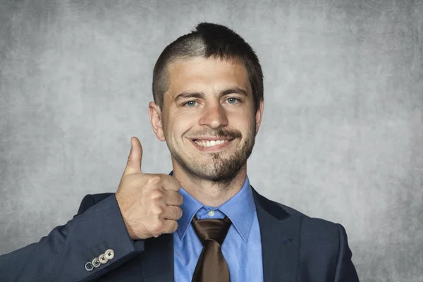 Hombre de negocios feliz con un corte de pelo divertido —  Fotos de Stock