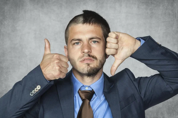 Dos hombre de negocios facial no puede decidir si es bueno o malo — Foto de Stock