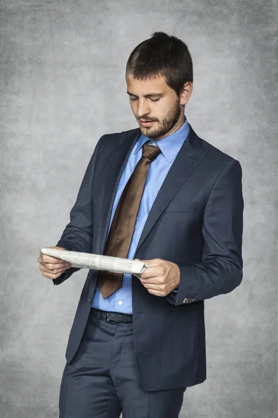 Hombre de negocios serio leyendo periódicos de la mañana —  Fotos de Stock