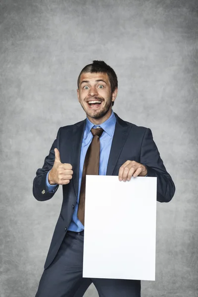 Geschäftsmann mit lustigem Haarschnitt hält eine Karte mit Kopierplatz in der Hand — Stockfoto